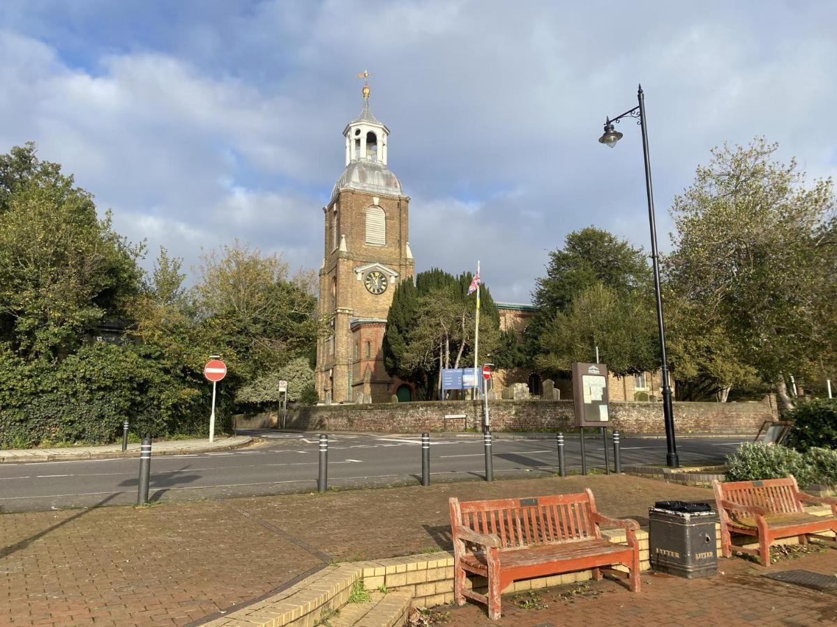 Immaculate 1-Bed Apartment Near The River Thames Sunbury-on-Thames Exterior foto