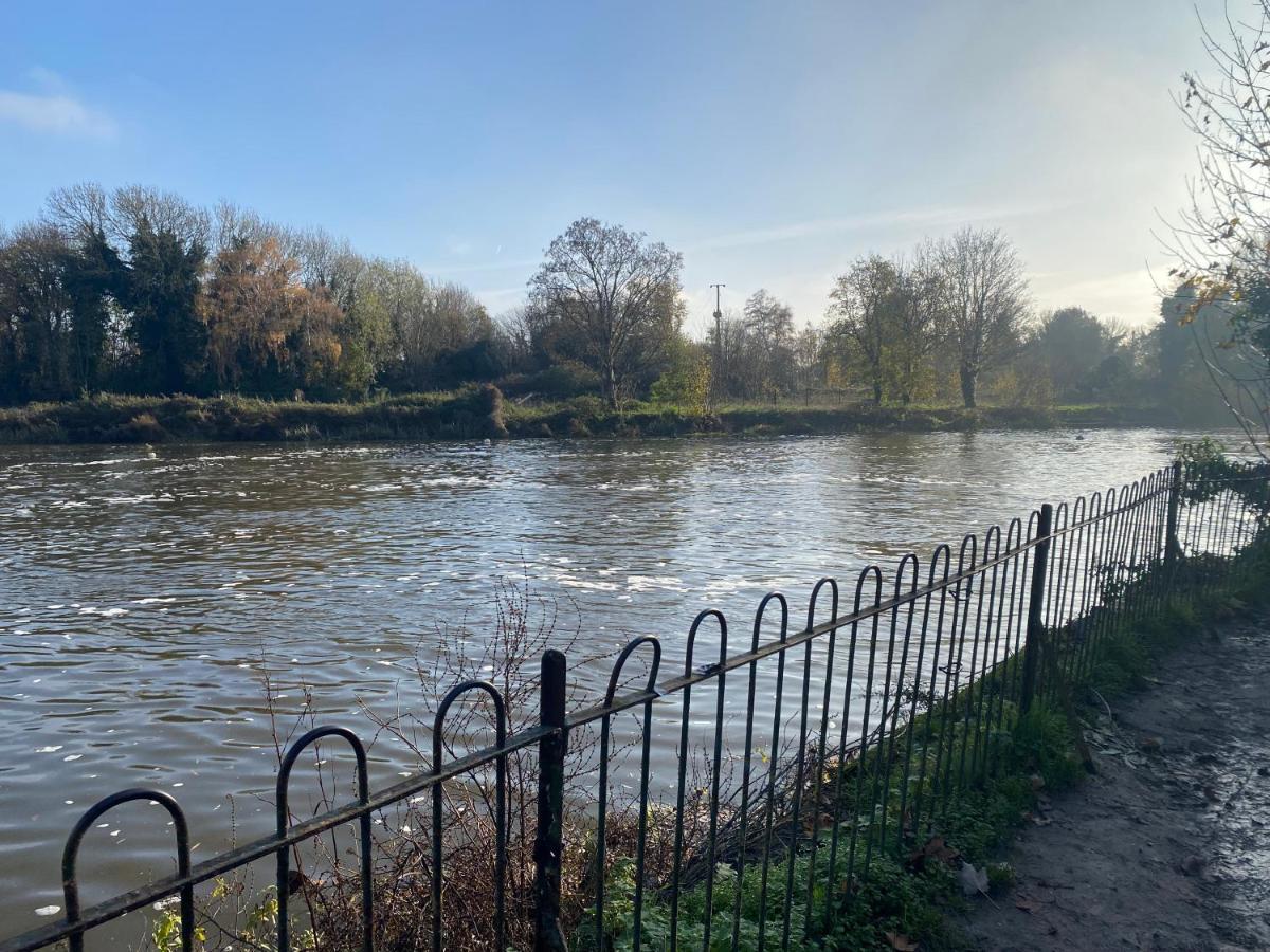 Immaculate 1-Bed Apartment Near The River Thames Sunbury-on-Thames Exterior foto