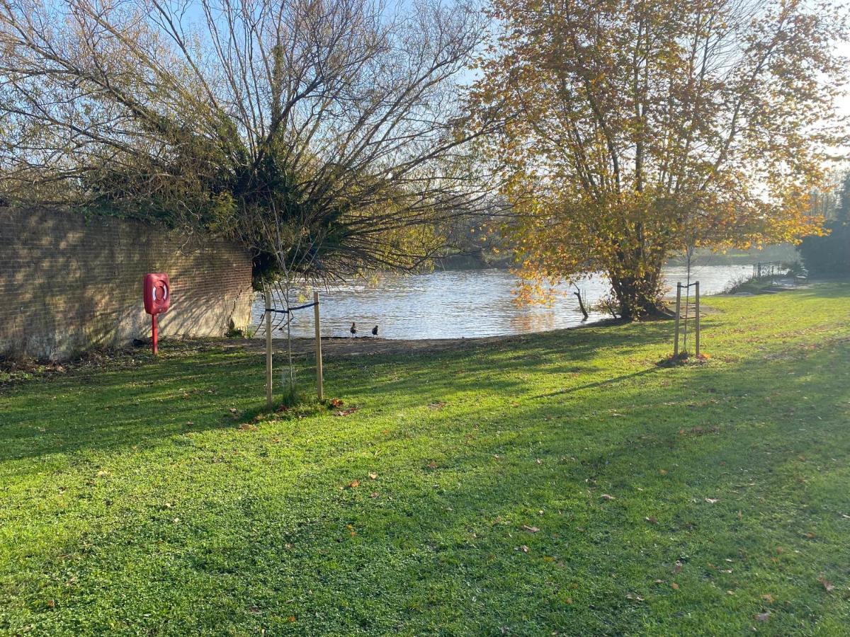 Immaculate 1-Bed Apartment Near The River Thames Sunbury-on-Thames Exterior foto