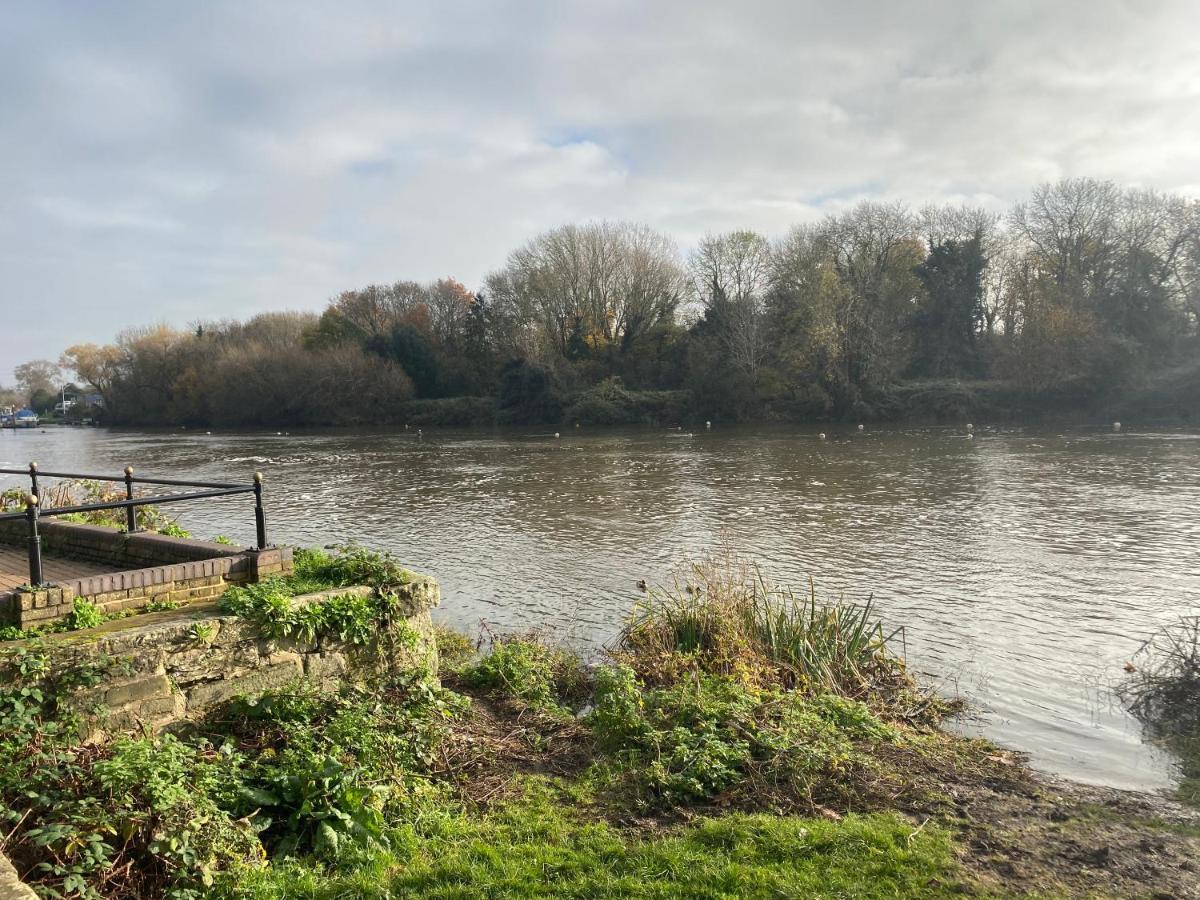 Immaculate 1-Bed Apartment Near The River Thames Sunbury-on-Thames Exterior foto